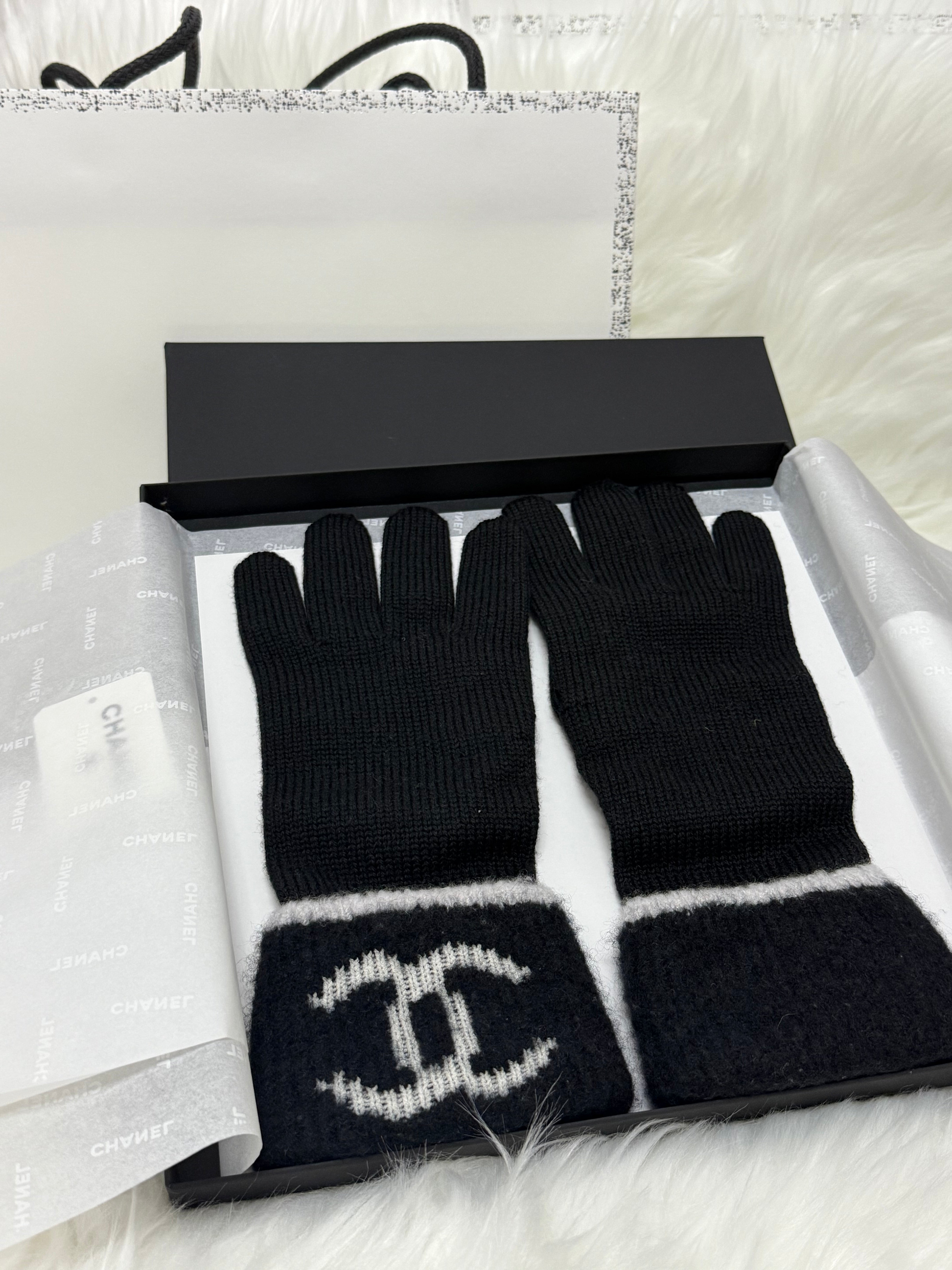 handschuhe chanel Chanel Black Wool Gloves with Chanel Logo In Box Brand New – Rosie Tozi
