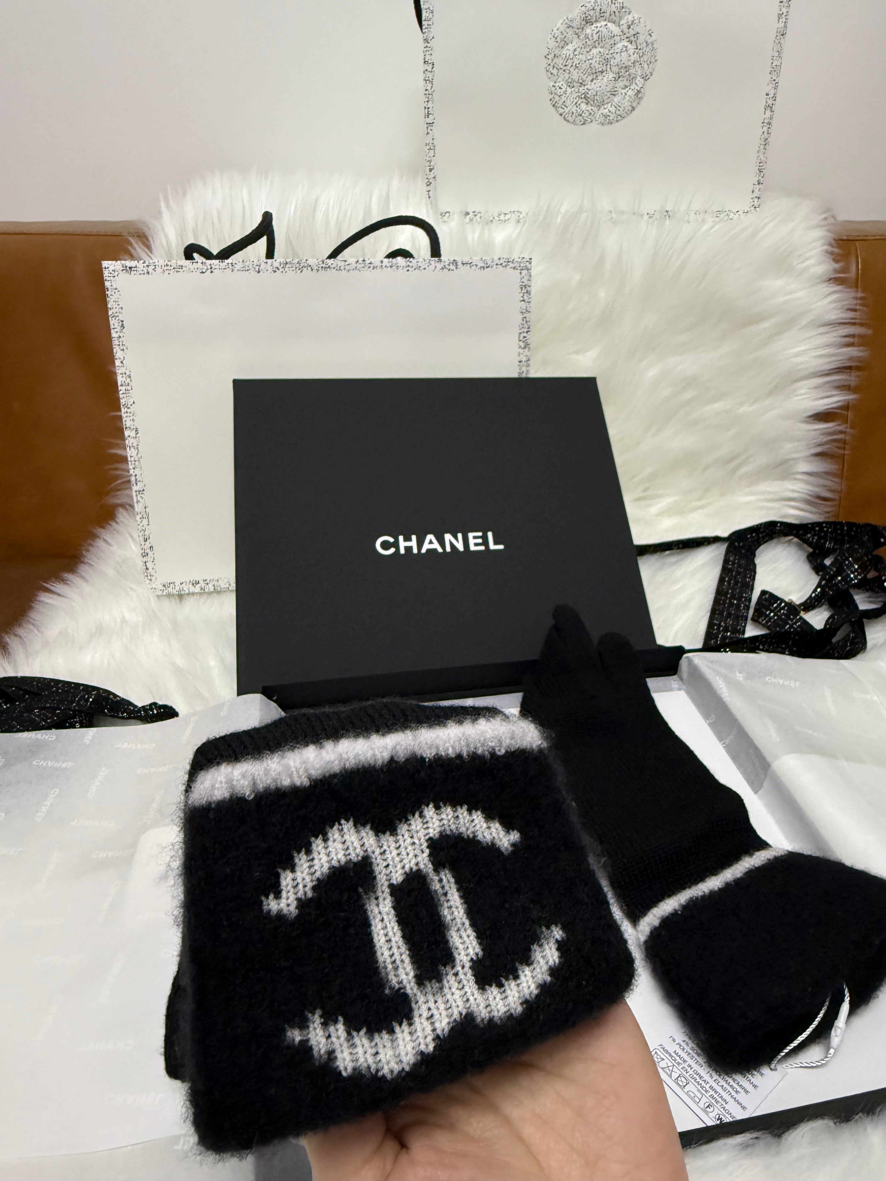 CHANEL手袋 Chanel Black Wool Gloves with Chanel Logo In Box Brand New – Rosie