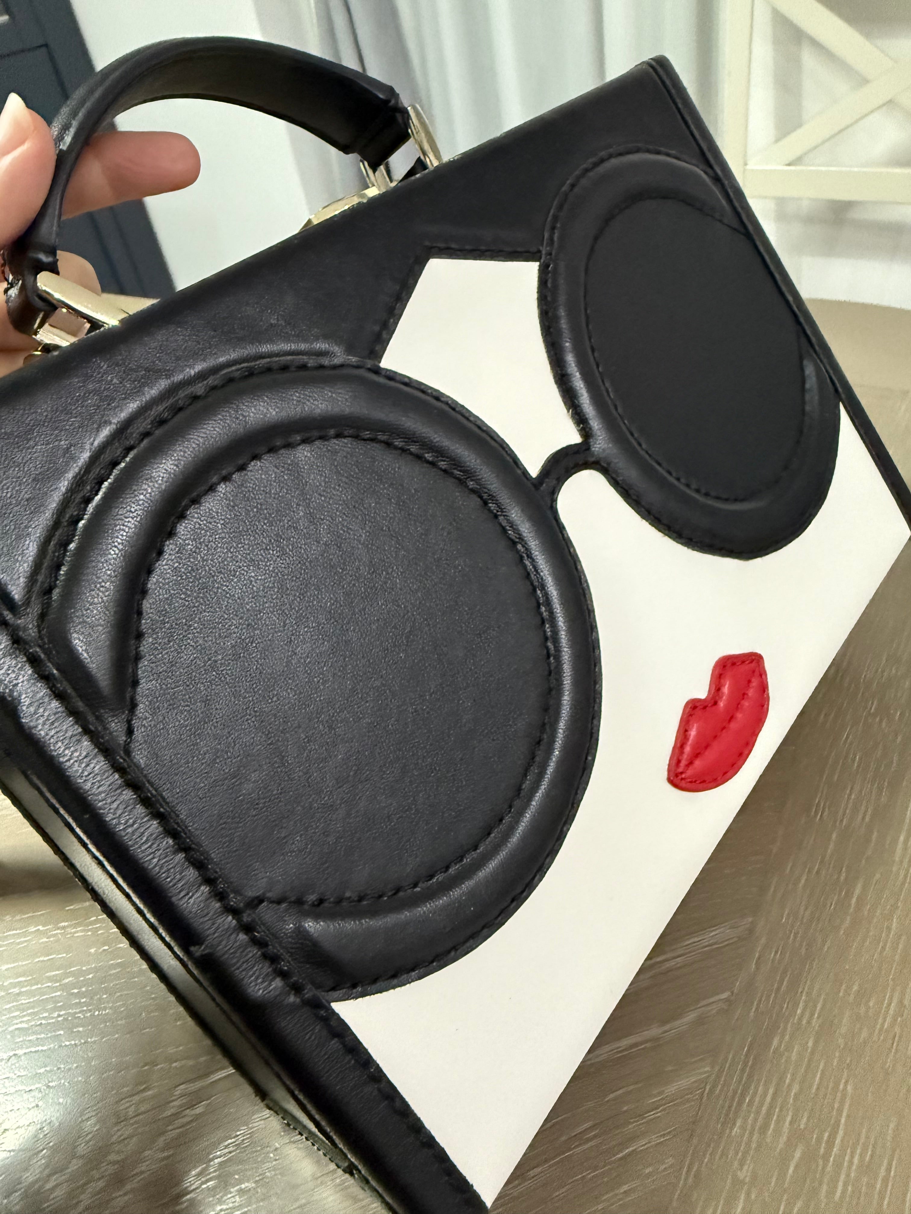 アリスアンドオリビア　ステイシーフェイス　バニティポーチ Alice & Olivia Stacey Face Clutch Bag Black Leather – Rosie Tozi